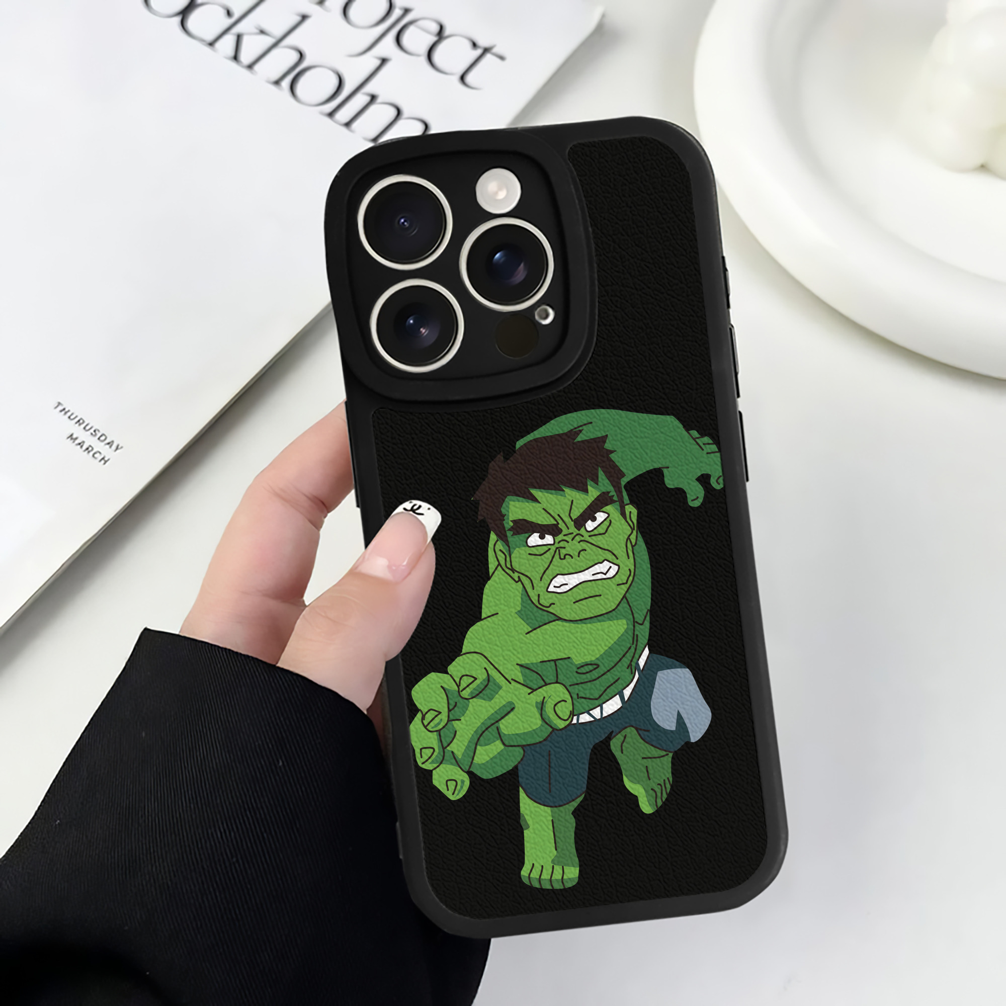 （画像用） アベンジャーズ The Avengers 【iPhone 16シリーズ対応】シリコンスマホケース（レザー調） 材質：シリコン
